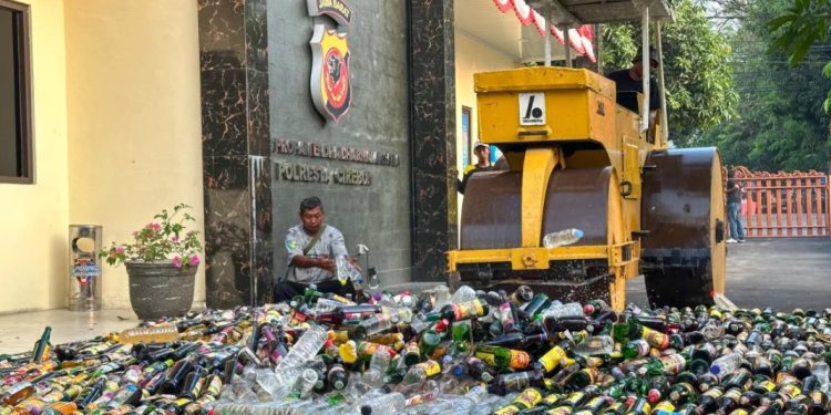 Polresta Cirebon Musnahkan Ribuan Botol Miras Ilegal, Cegah Kriminalitas dan Lindungi Generasi Muda