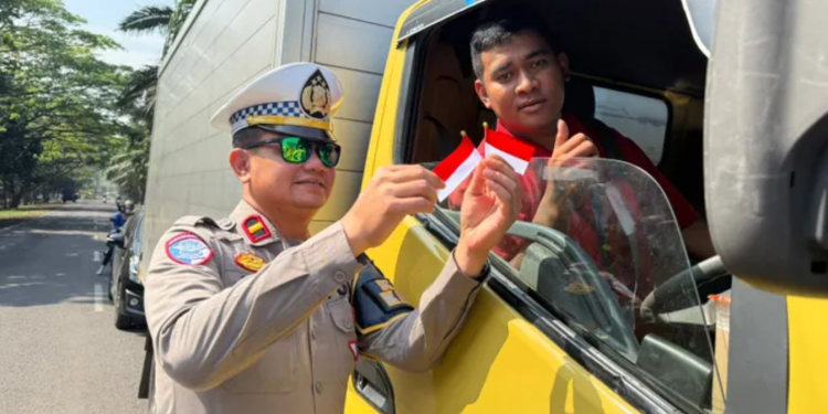 Satlantas Polres Indramayu Bagikan Bendera Merah Putih Kepada Pengguna Jalan