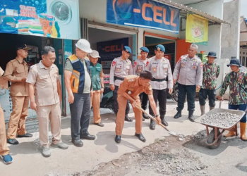 Brimob Polda Jabar Sinergi dengan Pemkab Sumedang Perbaiki Jalan Berlubang