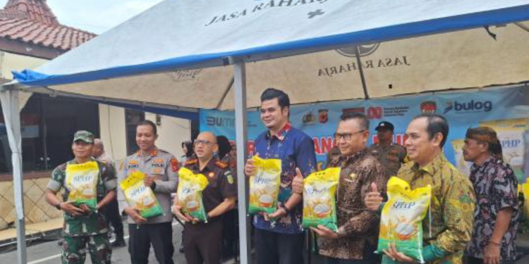 Gerakan Pangan Murah Dimulai, Polres Karawang dan Bulog Sediakan Beras Murah di Halaman Mapolres