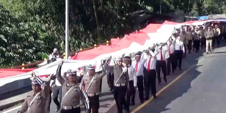 Polres Sumedang Gelar Kirab Semarak Merah Putih, Bentangkan Bendera 1 Km di Cadas Pangeran Sambut HUT ke-80 RI