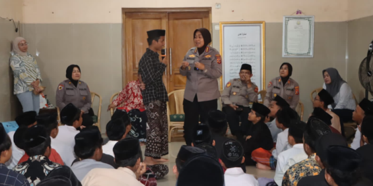 Kapolresta Cirebon Beri Ceramah Kamtibmas ke Ratusan Santri di Ponpes Babakan Ciwaringin