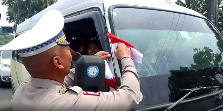Ribuan Bendera Merah Putih Hiasi Kendaraan di Puncak, Polres Bogor Gelar Kampanye Kemerdekaan