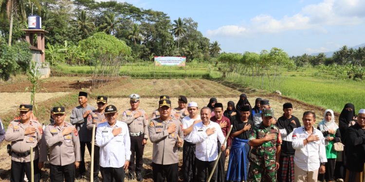 Polres Ciamis Tanam Jagung di Pesantren, Wujudkan Sinergi Ketahanan Pangan dan Pemberdayaan Masyarakat