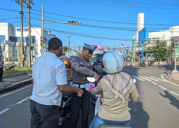 Polres Banjar Semarakkan HUT RI ke-78 dengan “Polantas Menyapa”, Bagikan Bendera dan Sosialisasi Tertib Lalu Lintas