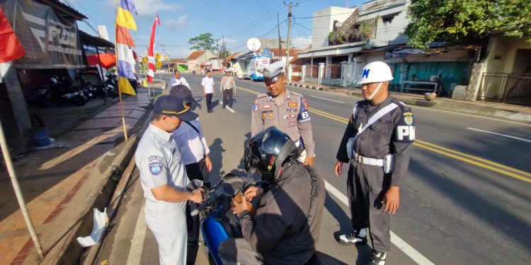 Polres Banjar Edukasi Wajib Pajak, Razia Kendaraan Bermotor Berbuah Positif