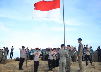 Semangat Nasionalisme: Polda Jabar Kibarkan Bendera di Puncak Gunung Ciremai, Jelang HUT RI ke-80