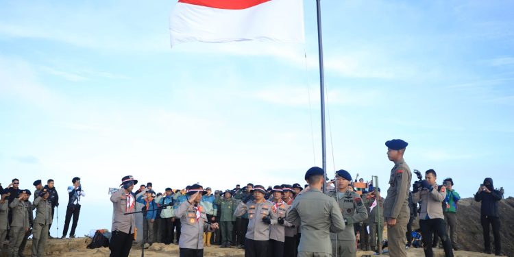 Semangat Nasionalisme: Polda Jabar Kibarkan Bendera di Puncak Gunung Ciremai, Jelang HUT RI ke-80