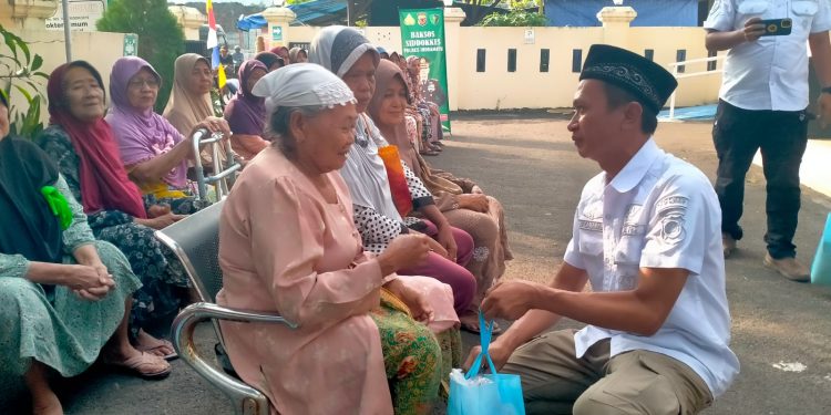 Polres Indramayu Gelar Jumat Berkah, Puluhan Lansia Terima Bantuan Sembako dengan Penuh Kehangatan