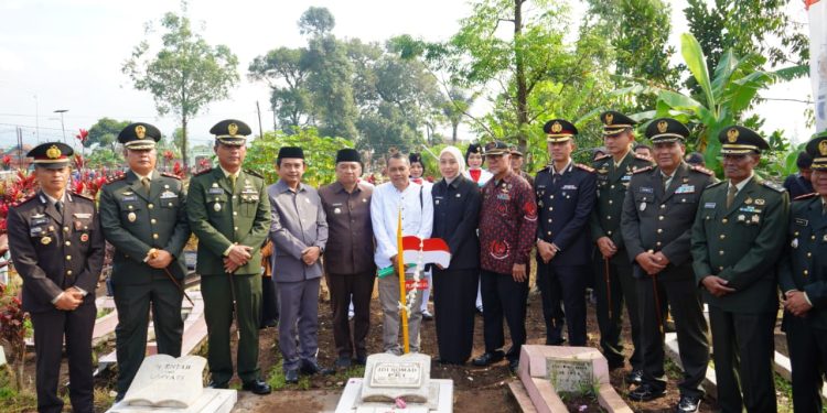 Pemkab Garut dan Forkopimda Gelar Pemancangan Bambu Runcing, Kenang Jasa Pejuang 45 di HUT ke-80 RI