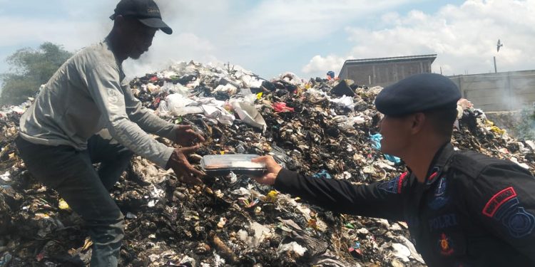 Jumat Berkah, Sat Brimob Polda Jabar Bagikan 300 Makanan Gratis untuk Warga Rancaekek dan Jatinangor