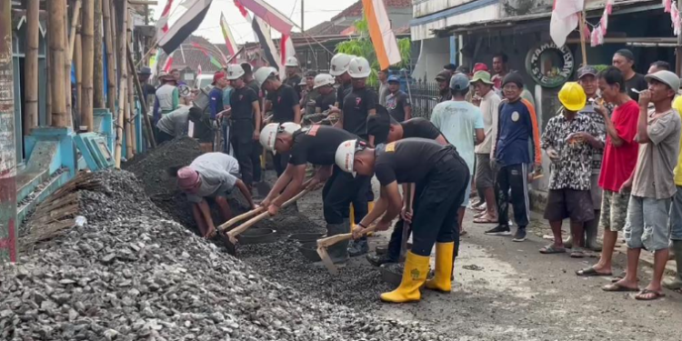 Brimob Polda Jabar Turun Tangan Bantu Warga Tasikmalaya Cor Masjid Al-Ikrom