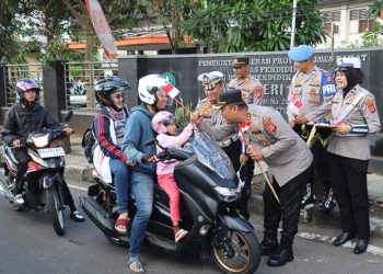 Semarakkan HUT RI ke-80, Polres Ciamis Bagikan Ratusan Bendera Merah Putih kepada Pengendara