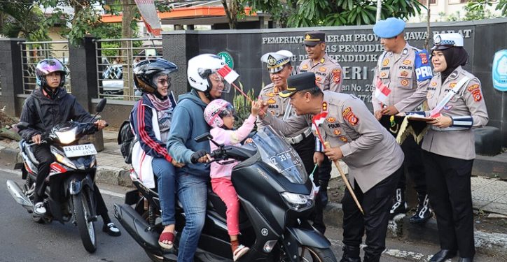 Semarakkan HUT RI ke-80, Polres Ciamis Bagikan Ratusan Bendera Merah Putih kepada Pengendara