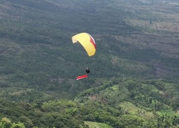 Peringati HUT ke-80 RI, Polisi di Garut Kibarkan Bendera Merah Putih dengan Paralayang