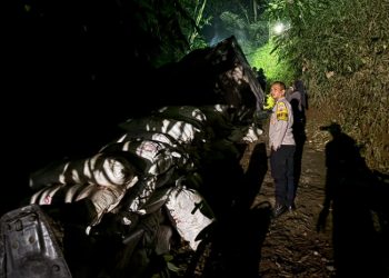 Polisi Garut Evakuasi Truk Yang Kecelakaan Tunggal