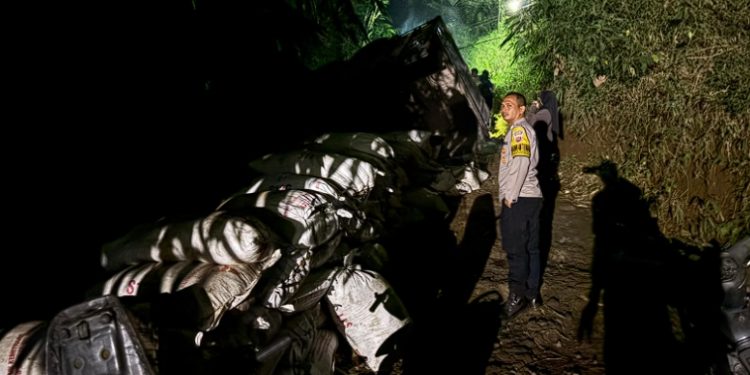 Polisi Garut Evakuasi Truk Yang Kecelakaan Tunggal