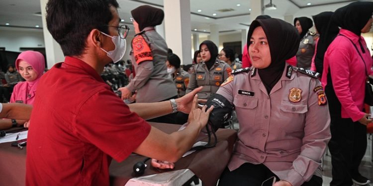 Peduli Kemanusiaan, Polwan Polda Jabar Serentak Lakukan Aksi Donor Darah