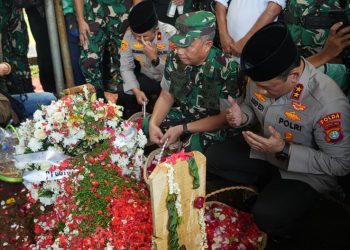 Hadiri Pemakaman Affan Kurniawan di TPU Karet Bivak, Kapolda Metro Sampaikan Permohonan Maaf