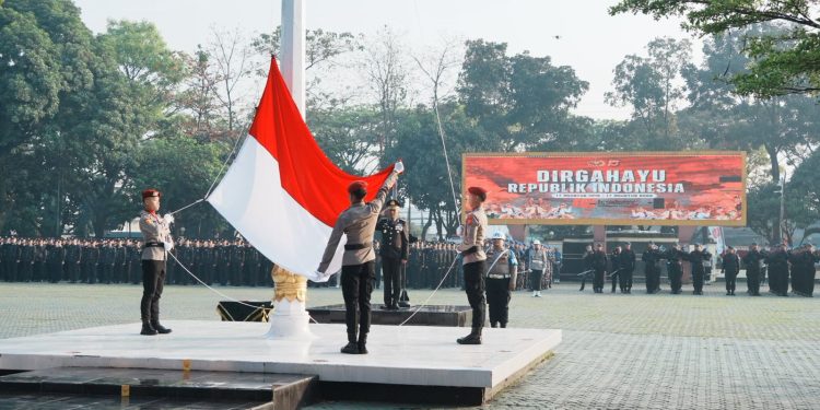 Peringati HUT RI Ke – 80, Polda Jabar Gelar Upacara Bendera di Mapolda Jabar