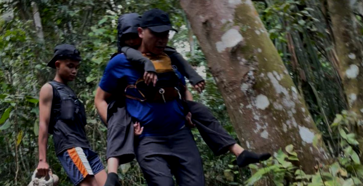 Kanit Tipidter Polres Garut Gendong Bocah Hipotermia Turun Gunung Sagara