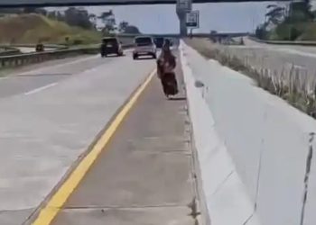 Aksi Heroik PJR Ditlantas Polda Jabar Selamatkan Nenek Tersesat di Tol Cisumdawu