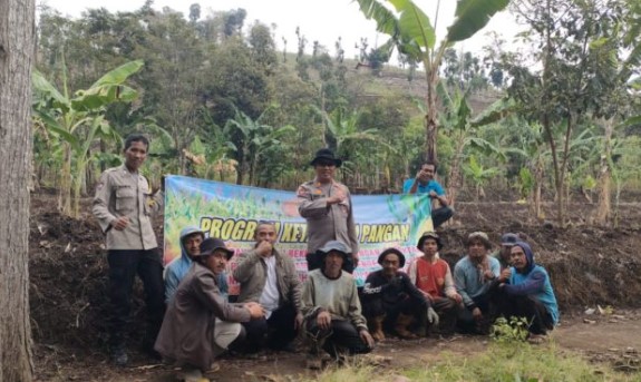 Dukung Ketahanan Pangan, Polres Garut Salurkan Bantuan Bibit dan Pupuk untuk Petani