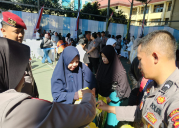 Polda Jabar Gelar Pasar Murah Sembako, Emak-Emak Antusias Sambut HUT ke-80 RI