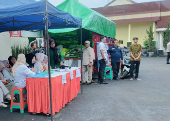 Sambut HUT ke-80 RI, Polres Cimahi Gelar Gerakan Pangan Murah, Warga Antusias Meski Diguyur Hujan