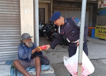 Satbrimob Polda Jabar Kembali Gelar “Jumat Berkah,” Bagikan Nasi Kotak dan Air Mineral kepada Masyarakat