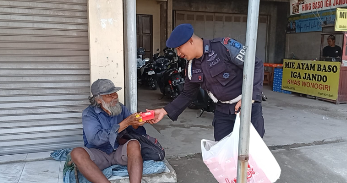 Satbrimob Polda Jabar Kembali Gelar “Jumat Berkah,” Bagikan Nasi Kotak dan Air Mineral kepada Masyarakat