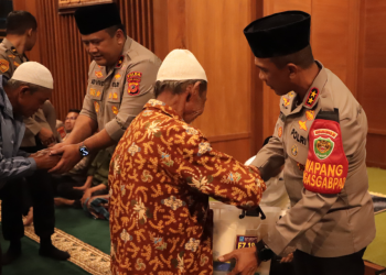 Polda Jabar Gelar Doa Bersama dan Bagi Sembako untuk Kaum Dhuafa dalam Rangka HUT ke-80 RI