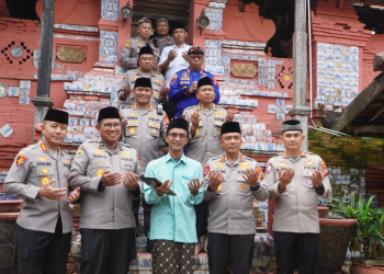 Kapolda Jabar Ziarah ke Makam Sunan Gunung Jati, Teladani Perjuangan dan Jaga Spiritualitas dalam Bertugas