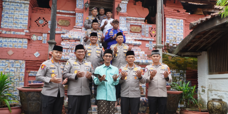 Kapolda Jabar Ziarah ke Makam Sunan Gunung Jati, Teladani Perjuangan dan Jaga Spiritualitas dalam Bertugas