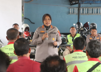 Polresta Cirebon Jalin Silaturahmi dan Kampanye Keselamatan dengan Sopir Truk, Pasang Bendera Merah Putih