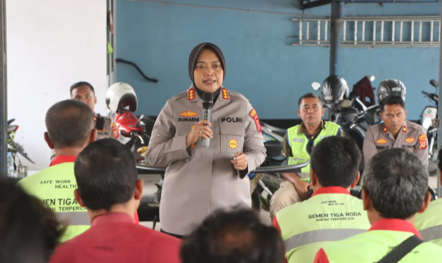 Polresta Cirebon Jalin Silaturahmi dan Kampanye Keselamatan dengan Sopir Truk, Pasang Bendera Merah Putih