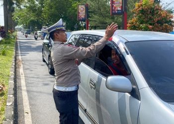 Sambut HUT RI ke-80, Polres Tasikmalaya Kota Bagikan Ratusan Bendera Merah Putih