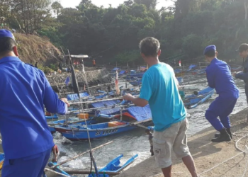 Polairud Cianjur Evakuasi Puluhan Perahu Nelayan dari Ancaman Gelombang Tinggi