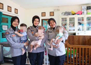 Polwan Polda Jabar Tunjukkan Sisi Humanis, Ayomi Puluhan Balita di Panti Asuhan