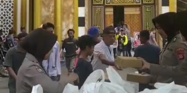 Polresta Bogor Kota Tebar Kebaikan, Berbagi Makanan Setelah Salat Jumat