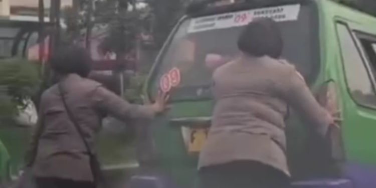 Tak Hanya Atur Lalu Lintas, Polwan Polresta Bogor Kota Dorong Angkot Yang Mogok