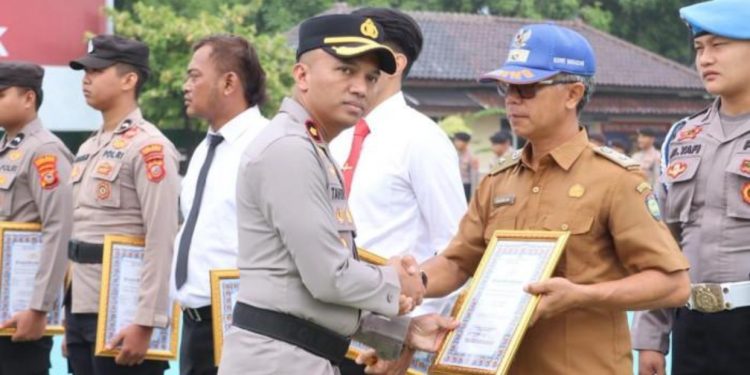 Polres Indramayu Beri Penghargaan pada Personel Berprestasi dan Gelar Korp Raport Kenaikan Pangkat Pengabdian