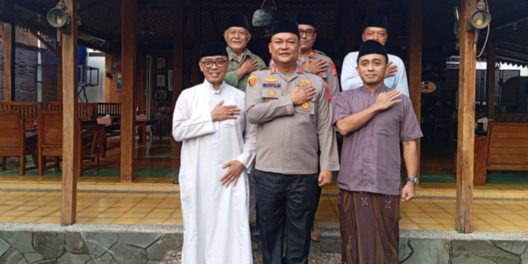 Jalin Silaturahmi, Kapolres Ciamis Hadiri Pengajian Rutin di Ponpes Darussalam