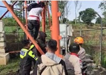 Aksi Heroik Polisi dan Damkar Selamatkan Remaja yang Hendak Lompat dari Menara 50 Meter