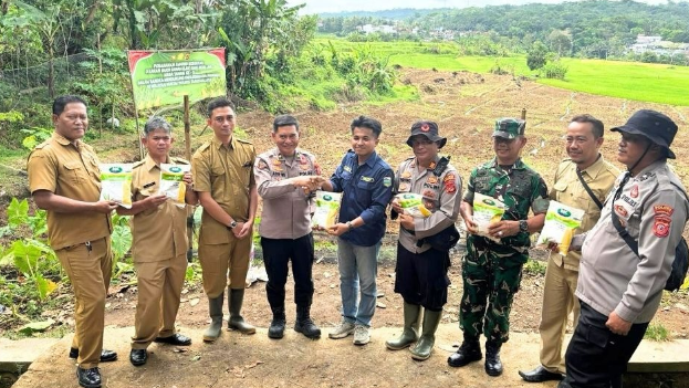 Polres Tasikmalaya dan Muspika Sukaraja Gelar Penanaman Bibit Jagung Serentak Dukung Ketahanan Pangan