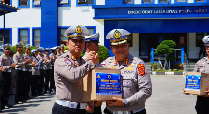 Ditlantas Polda Jabar Gelar Bakti Sosial, Bagikan Ribuan Paket Sembako dalam Rangka Hari Lalu Lintas Bhayangkara ke-70