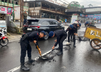 Brimob Polda Jabar Bersihkan Material Sisa Aspal Akibat Hujan Deras di Cikole Lembang