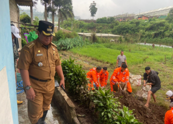 Brimob Polda Jabar Sigap Bantu Korban Banjir Bandang di Lembang
