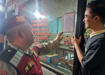 Polres Banjar Tingkatkan Keamanan Malam dengan Patroli Dialogis: Sapa UMKM dan Warga