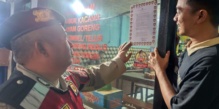 Polres Banjar Tingkatkan Keamanan Malam dengan Patroli Dialogis: Sapa UMKM dan Warga